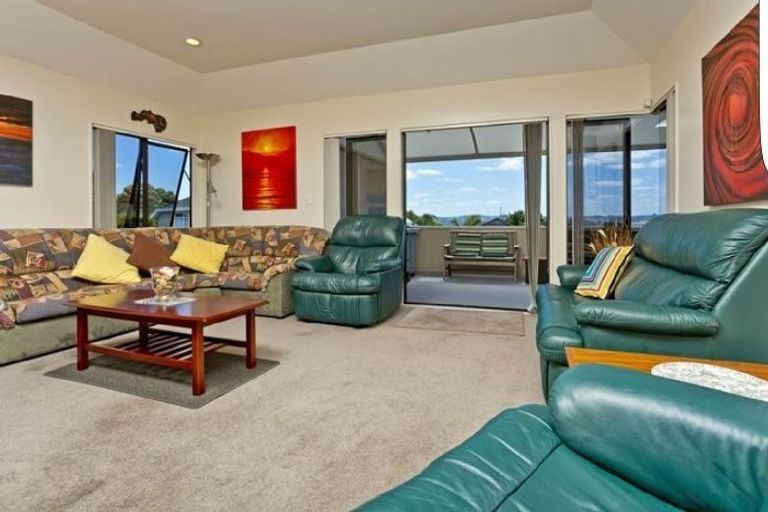 Photo of property in 2/142 Sunset Road, Unsworth Heights, Auckland, 0632