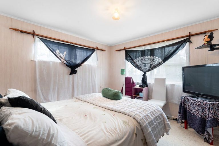 Photo of property in 92 Colwill Road, Massey, Auckland, 0614