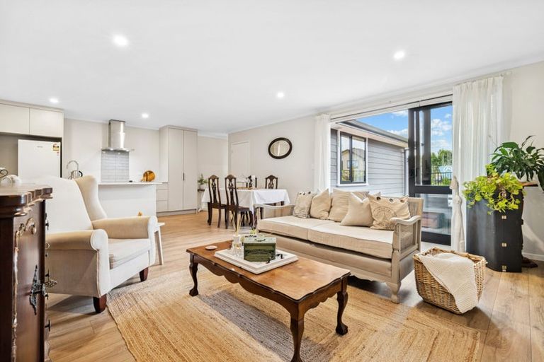 Photo of property in 9 Metoriti Crescent, Karaka, 2124