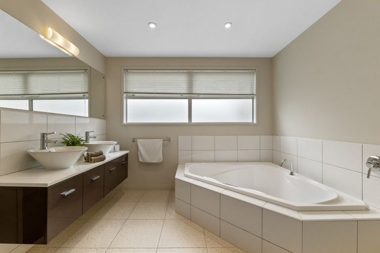 Photo of property in 10 Olivia Street, Stratford, 4332