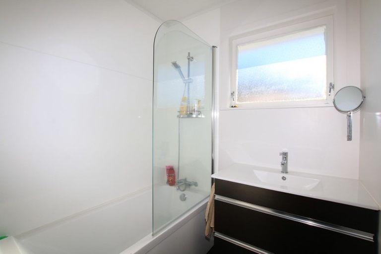 Photo of property in 2/53 Lancaster Road, Beach Haven, Auckland, 0626