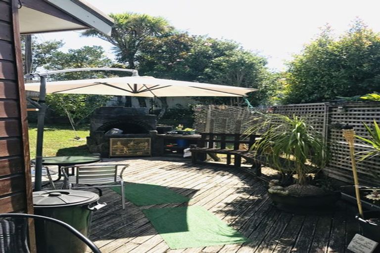 Photo of property in 86 Waimumu Road, Massey, Auckland, 0614