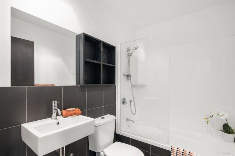 Photo of property in 2a/1 Hanson Street, Mount Cook, Wellington, 6021