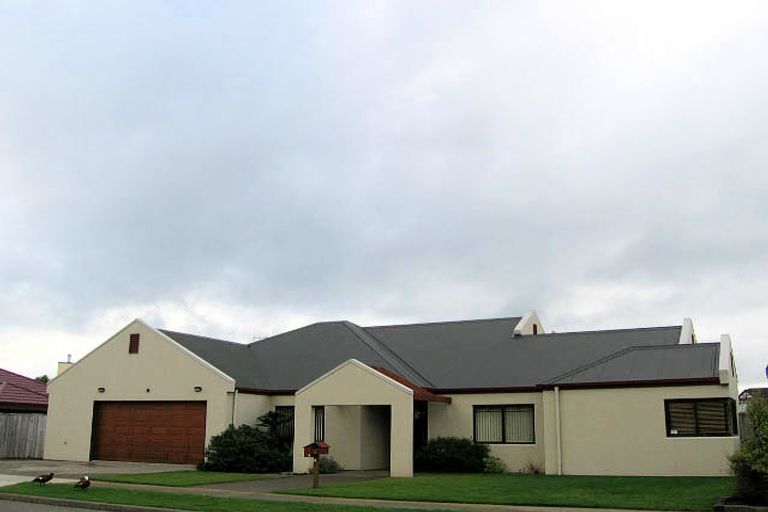 Photo of property in 8 Holcombe Drive, Paraparaumu, 5032