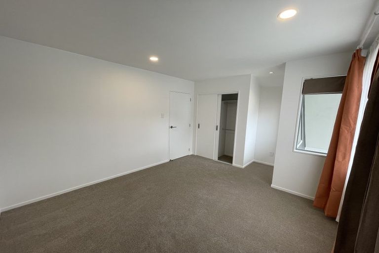 Photo of property in 17 Paparahi Place, Wainui, 0992