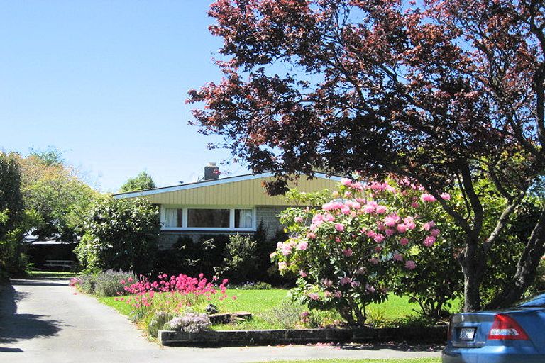Photo of property in 28 Oakfield Street, Burnside, Christchurch, 8053