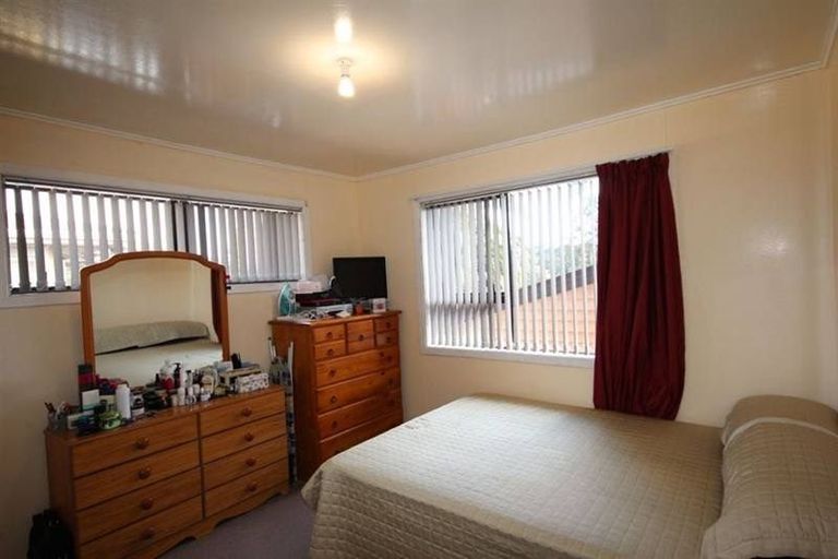 Photo of property in 16 Coburg Street, Henderson, Auckland, 0612