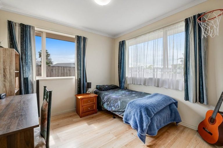 Photo of property in 17 Aitkenhead Court, Parakai, 0830