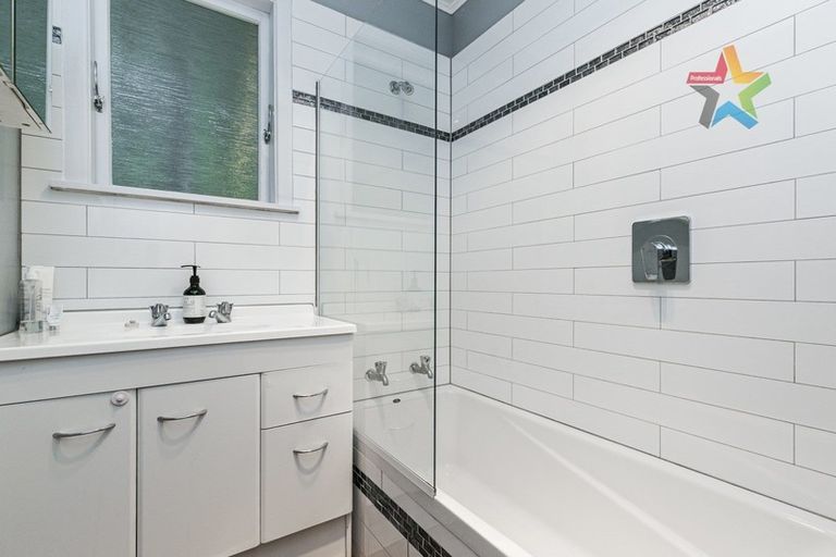 Photo of property in 10 Innes Way, Newlands, Wellington, 6037