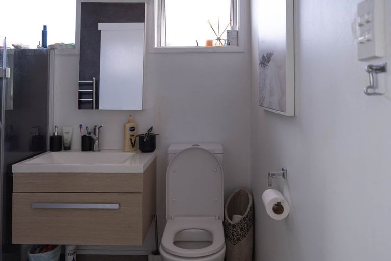 Photo of property in 1/14 Valley View Road, Glenfield, Auckland, 0629