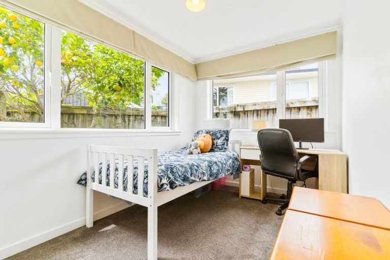 Photo of property in 17 Paramu Avenue, Birkdale, Auckland, 0626