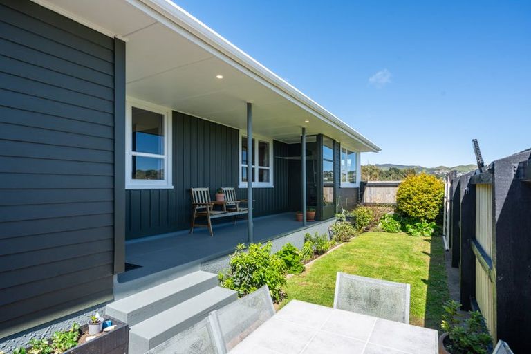 Photo of property in 11 Pauline Way, Paparangi, Wellington, 6037