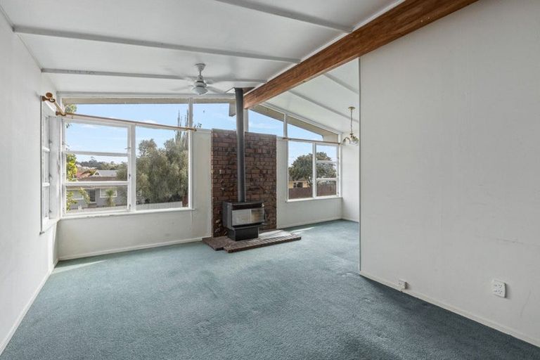 Photo of property in 2 Coburg Street, Henderson, Auckland, 0612