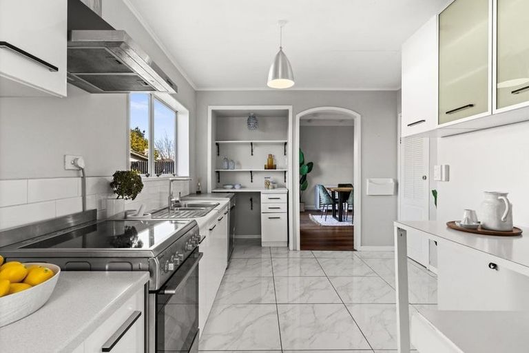 Photo of property in 15 Taradale Road, Marewa, Napier, 4110