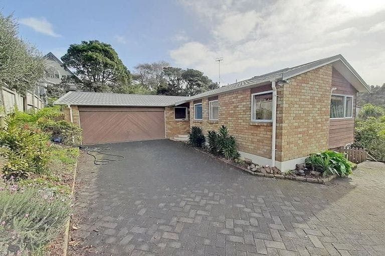 Photo of property in 14 La Roche Place, Northcote, Auckland, 0627