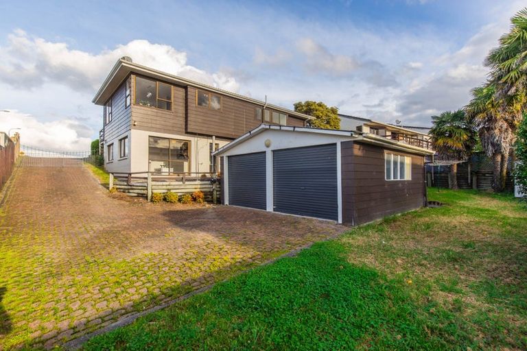 Photo of property in 162 Luckens Road, West Harbour, Auckland, 0618