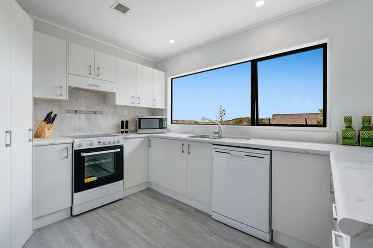 Photo of property in 2/20 Bronzewing Terrace, Unsworth Heights, Auckland, 0632
