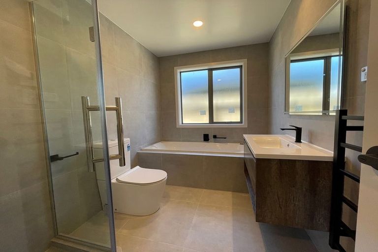 Photo of property in 30 Vinistra Road, Kumeu, 0810