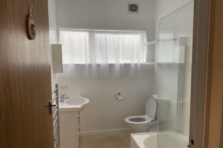 Photo of property in 21f5 Collins Avenue, Tawa, Wellington, 5028