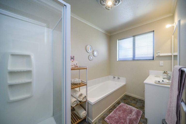 Photo of property in 76 Geneva Terrace, Kelvin Grove, Palmerston North, 4414