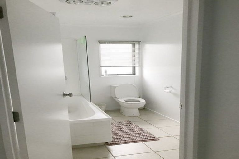 Photo of property in 22 Ashmere Lane, Weymouth, Auckland, 2103
