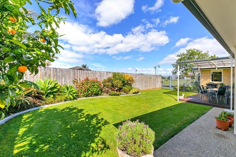 Photo of property in 27 Riverstone Road, Te Atatu Peninsula, Auckland, 0610