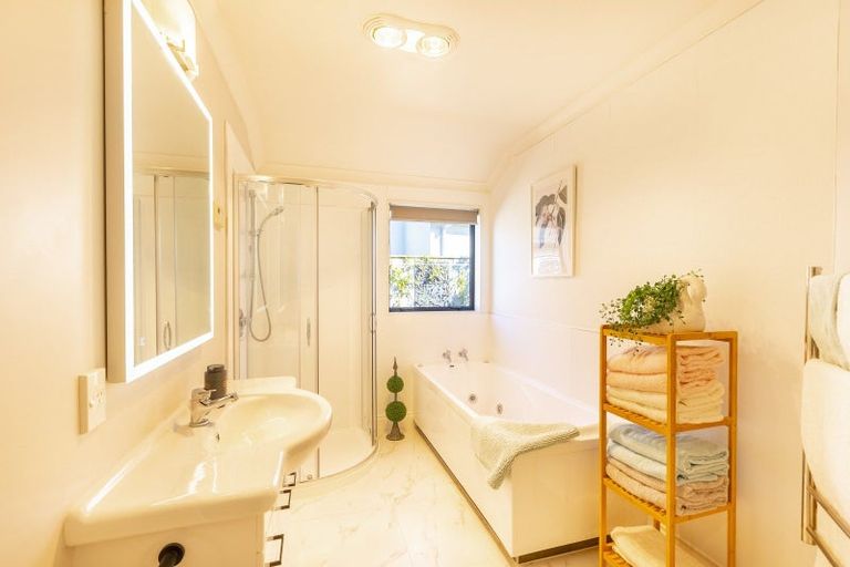 Photo of property in 32 Millennium Hill, Paraparaumu, 5032