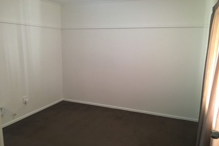 Photo of property in 2/24 Frank Evans Place, Henderson, Auckland, 0610
