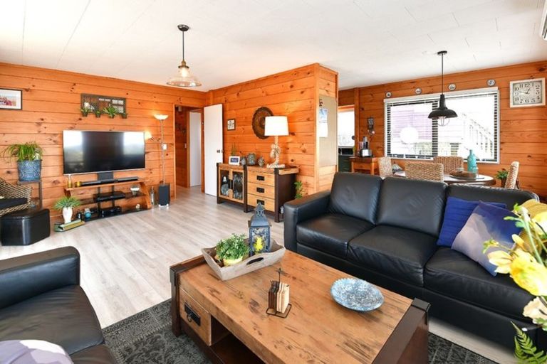 Photo of property in 5 Kaipara Crescent, Helensville, 0800