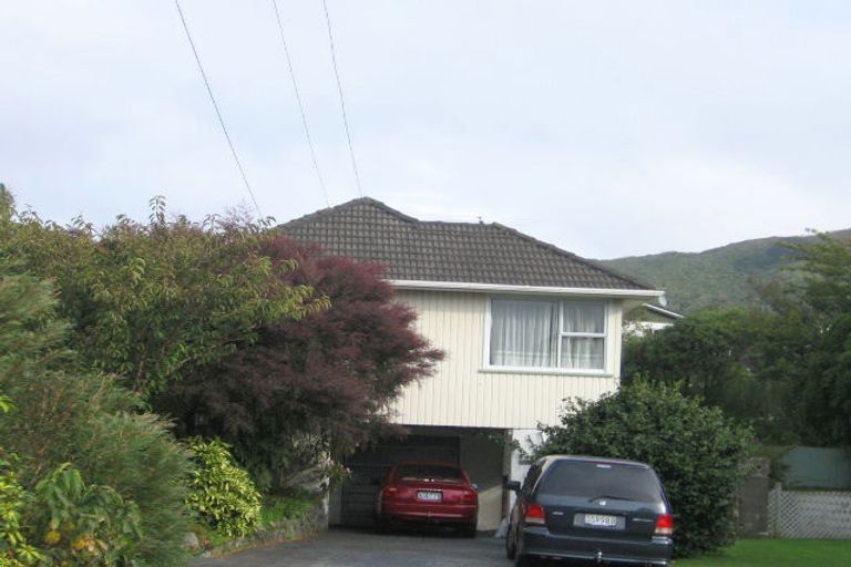 Photo of property in 25 Larsen Crescent, Tawa, Wellington, 5028