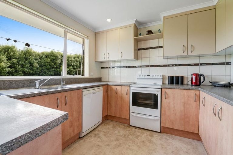 Photo of property in 17 Aitkenhead Court, Parakai, 0830