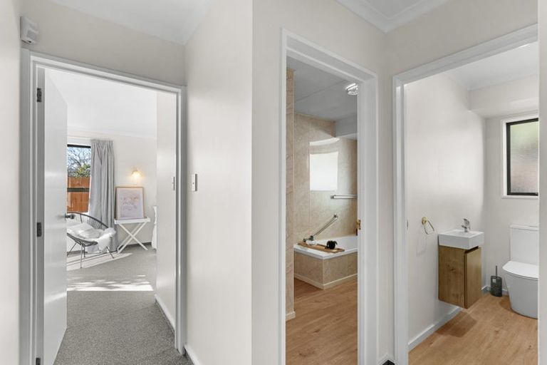 Photo of property in 32 Montclare Avenue, Avonhead, Christchurch, 8042