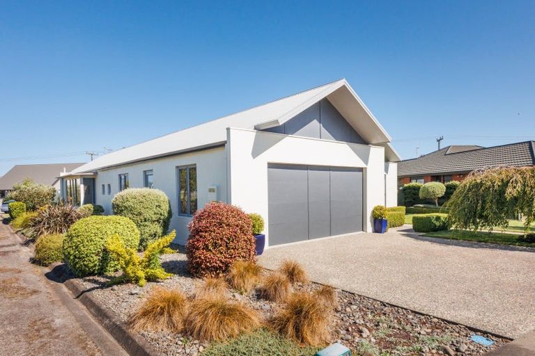 Photo of property in 16 Royal Oak Drive, Kelvin Grove, Palmerston North, 4414
