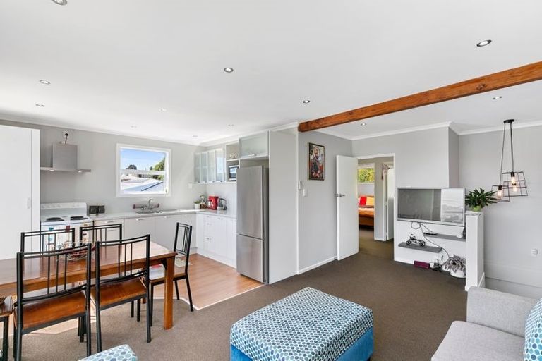 Photo of property in 25a Omega Street, Newlands, Wellington, 6037