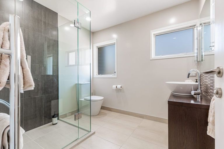 Photo of property in 21 Glenhaven Place, Te Atatu Peninsula, Auckland, 0610