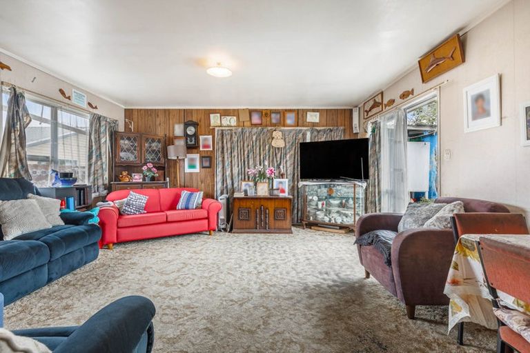 Photo of property in 105 Henderson Valley Road, Henderson, Auckland, 0612