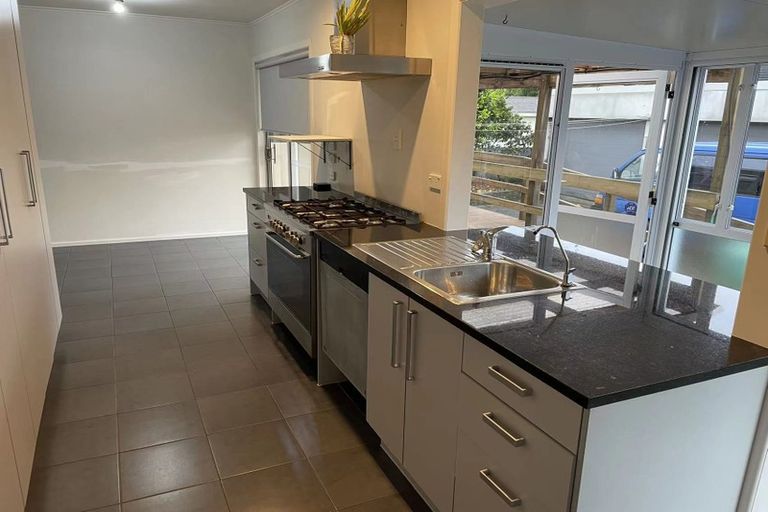 Photo of property in 65 Beach Road, Te Atatu Peninsula, Auckland, 0610