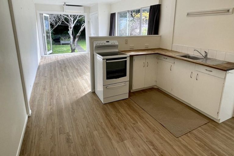 Photo of property in 190 Sutherland Road, Lyall Bay, Wellington, 6022