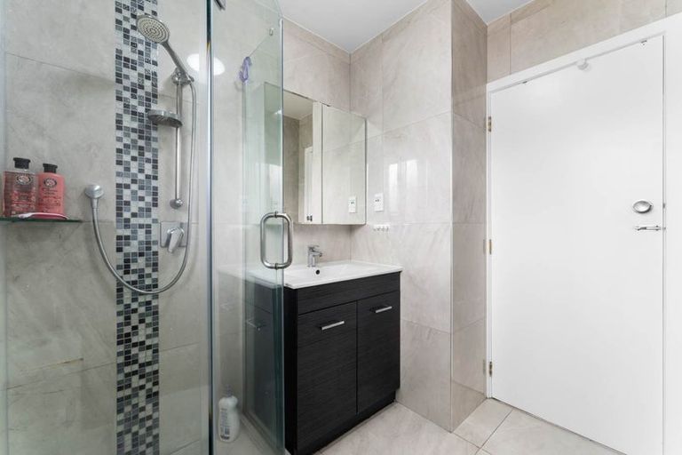 Photo of property in 52 Ayton Drive, Totara Vale, Auckland, 0629