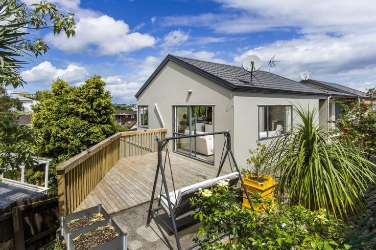 Photo of property in 9l View Road, Glenfield, Auckland, 0627