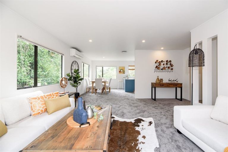 Photo of property in 33 Zefiro Drive, Massey, Auckland, 0614