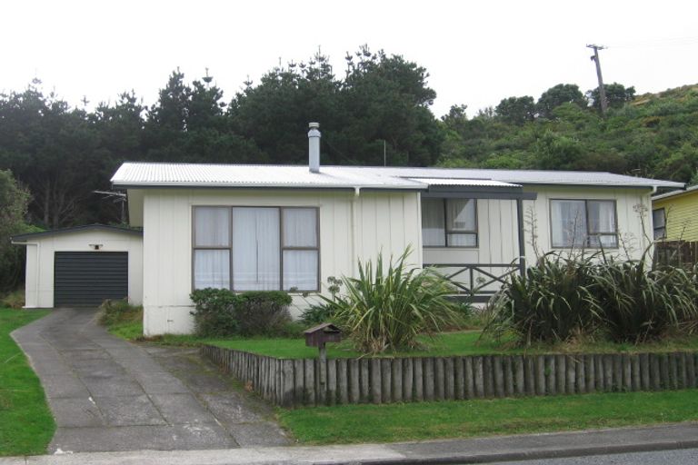 Photo of property in 17 Ladbrooke Drive, Newlands, Wellington, 6037