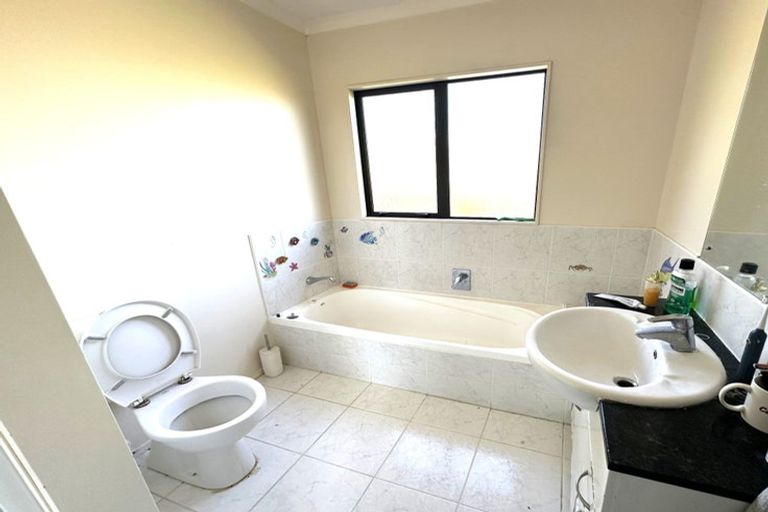 Photo of property in 8 Canonbie Place, East Tamaki Heights, Auckland, 2016