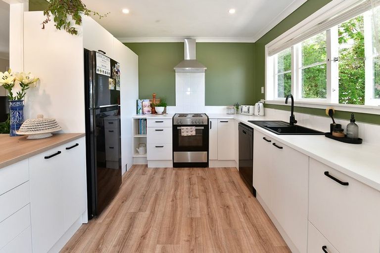 Photo of property in 25 Downer Street, Helensville, 0800