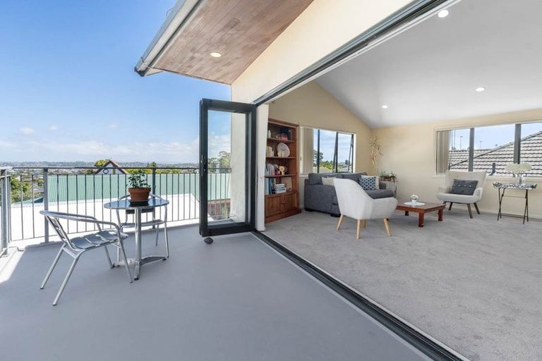 Photo of property in 1/230 East Coast Road, Forrest Hill, Auckland, 0620