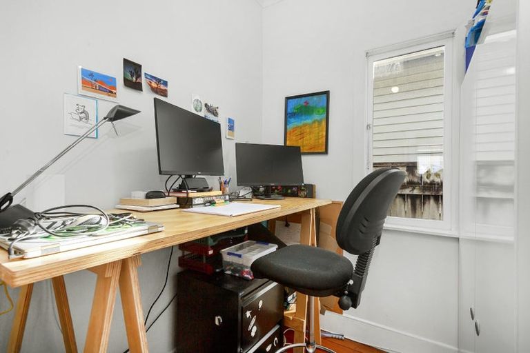 Photo of property in 129 Onepu Road, Lyall Bay, Wellington, 6022