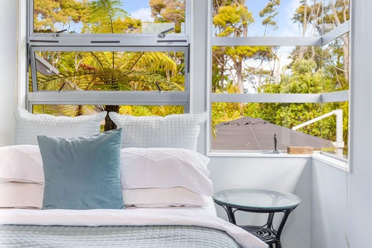 Photo of property in 40 Kittiwake Drive, Schnapper Rock, Auckland, 0632