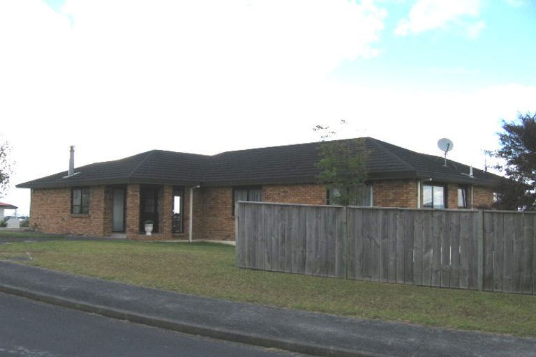 Photo of property in 2 Rubens Lane, West Harbour, Auckland, 0618