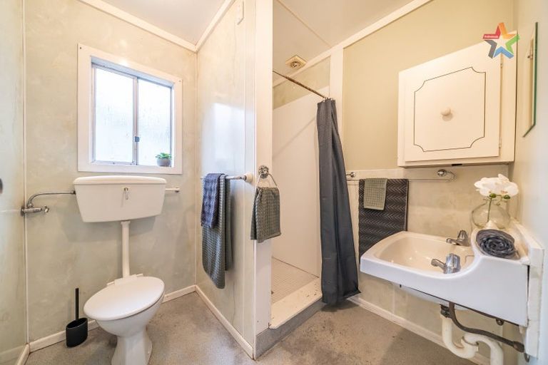 Photo of property in 102 Pinehaven Road, Pinehaven, Upper Hutt, 5019