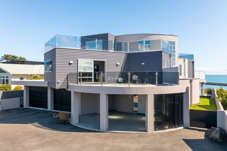 Photo of property in 18 Roy Terrace, Moturoa, New Plymouth, 4310
